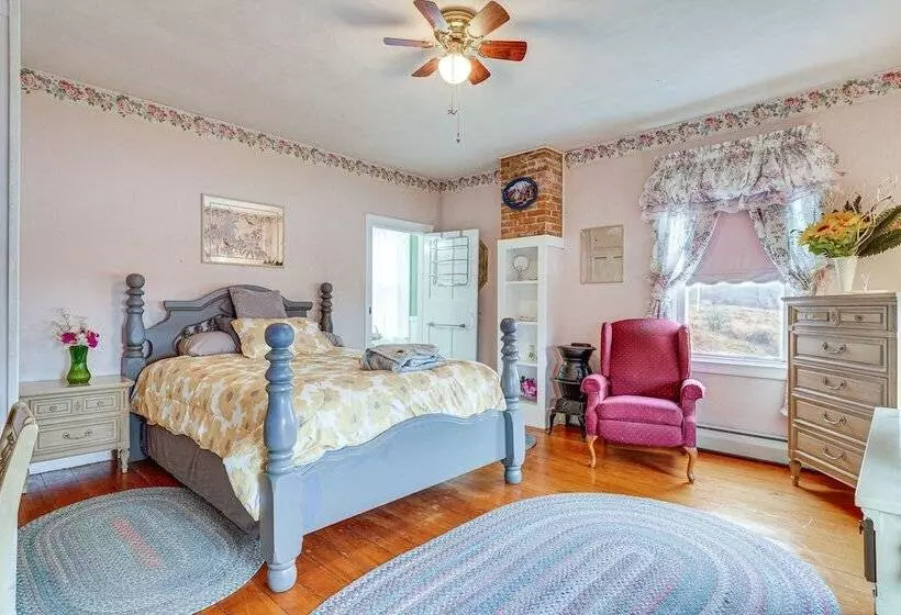 Pet Friendly Franklinville Farmhouse W/ Sunroom!