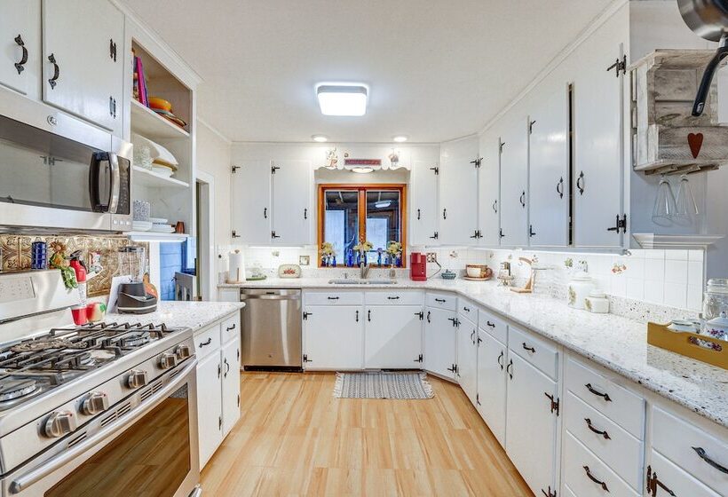 Pet Friendly Franklinville Farmhouse W/ Sunroom!