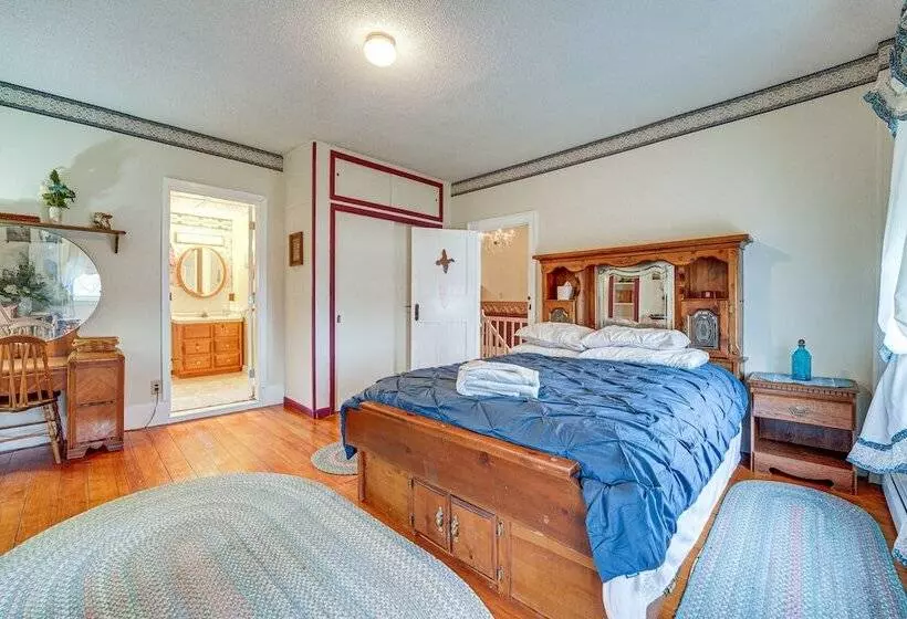 Pet Friendly Franklinville Farmhouse W/ Sunroom!