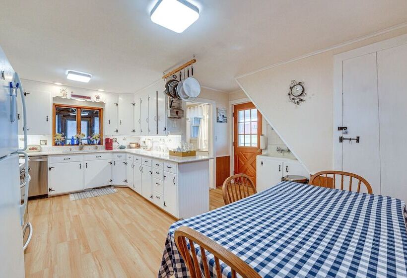 Pet Friendly Franklinville Farmhouse W/ Sunroom!