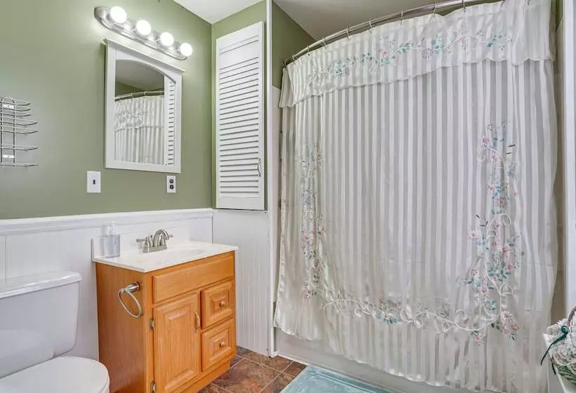 Pet Friendly Franklinville Farmhouse W/ Sunroom!