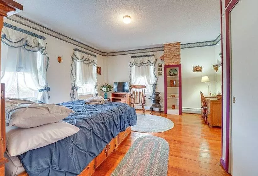 Pet Friendly Franklinville Farmhouse W/ Sunroom!