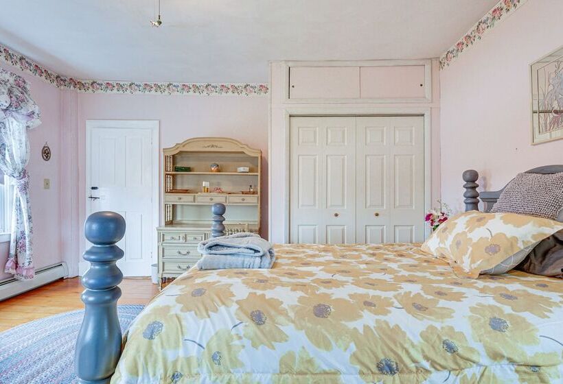 Pet Friendly Franklinville Farmhouse W/ Sunroom!