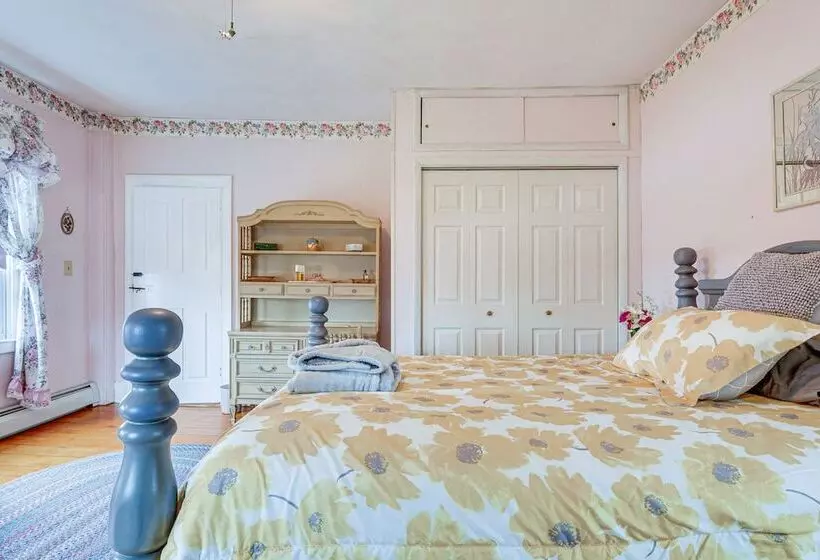 Pet Friendly Franklinville Farmhouse W/ Sunroom!