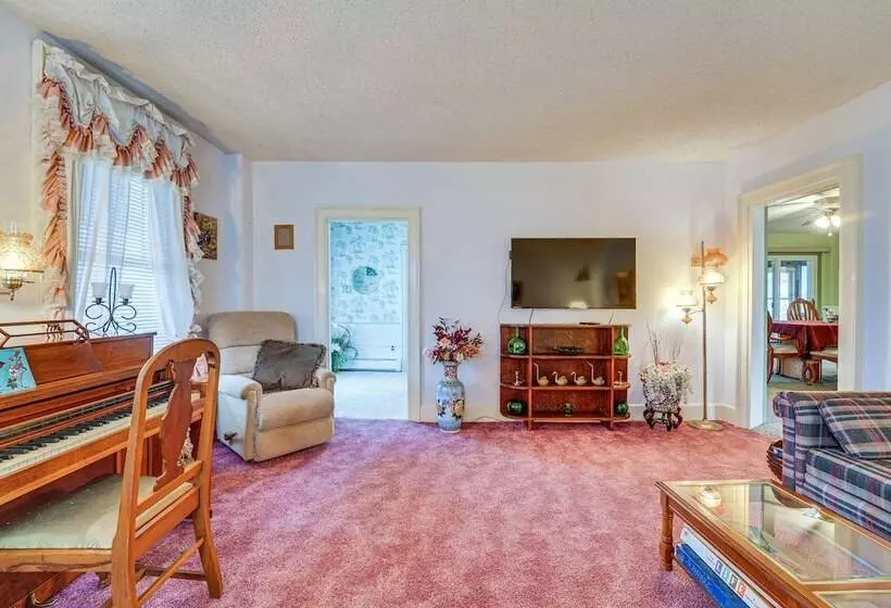 Pet Friendly Franklinville Farmhouse W/ Sunroom!