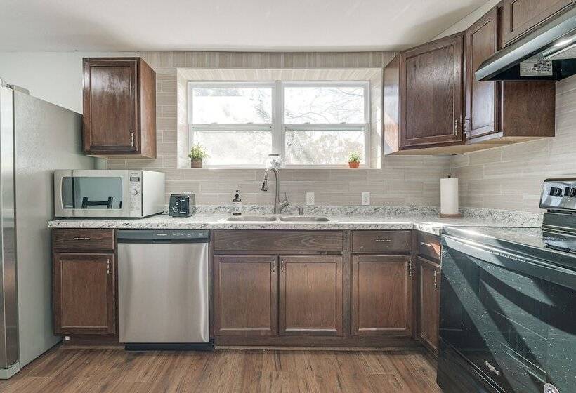 Pet Friendly Georgia Home W/ Patio, Near Golfing!