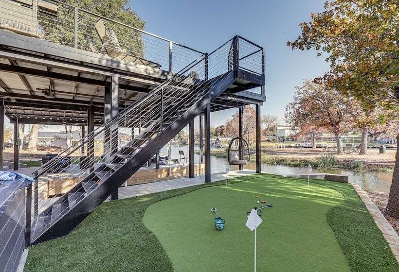 Pet Friendly Lake Lbj Retreat W/ Deck & Hot Tub!