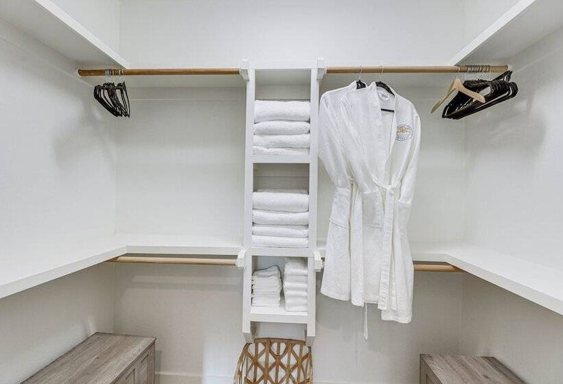 Pet Friendly Lake Lbj Retreat W/ Deck & Hot Tub!