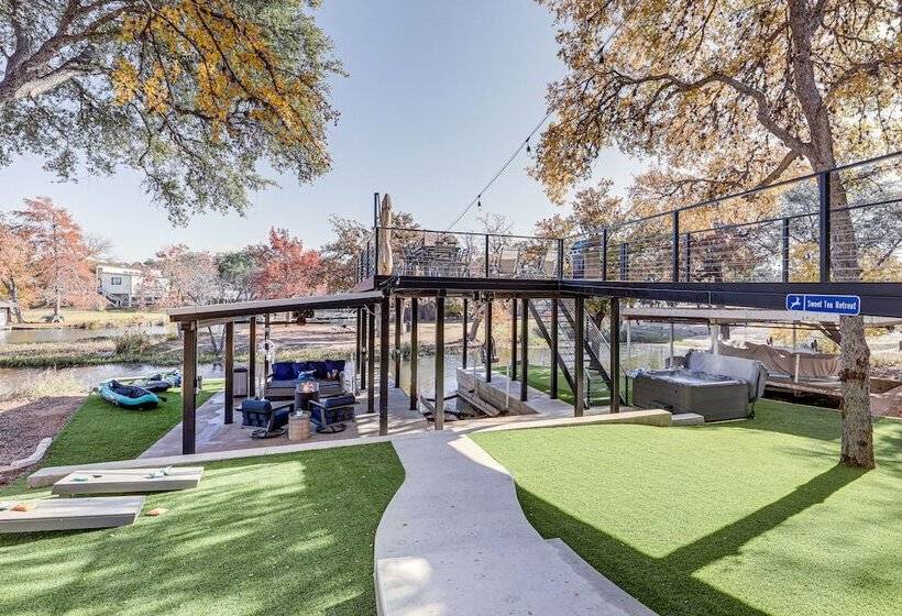 Pet Friendly Lake Lbj Retreat W/ Deck & Hot Tub!