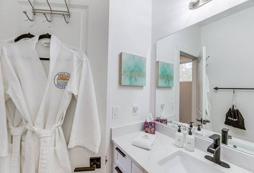 Pet Friendly Lake Lbj Retreat W/ Deck & Hot Tub!