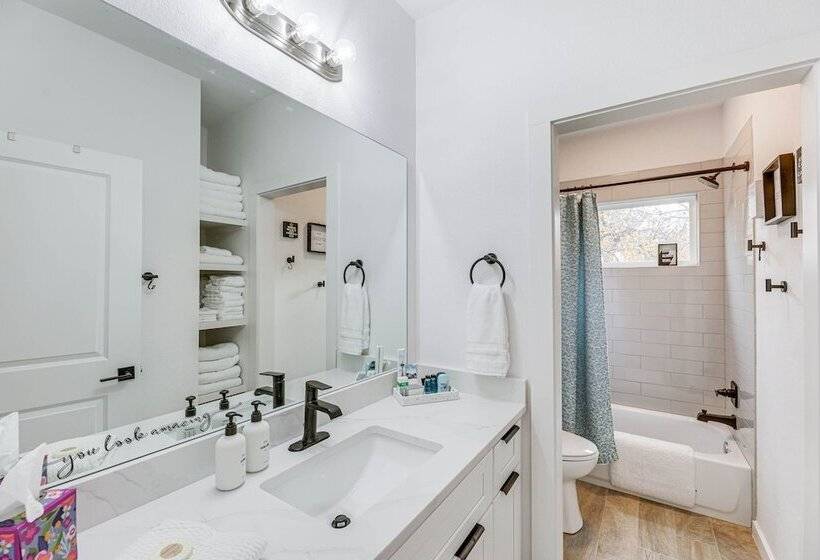 Pet Friendly Lake Lbj Retreat W/ Deck & Hot Tub!