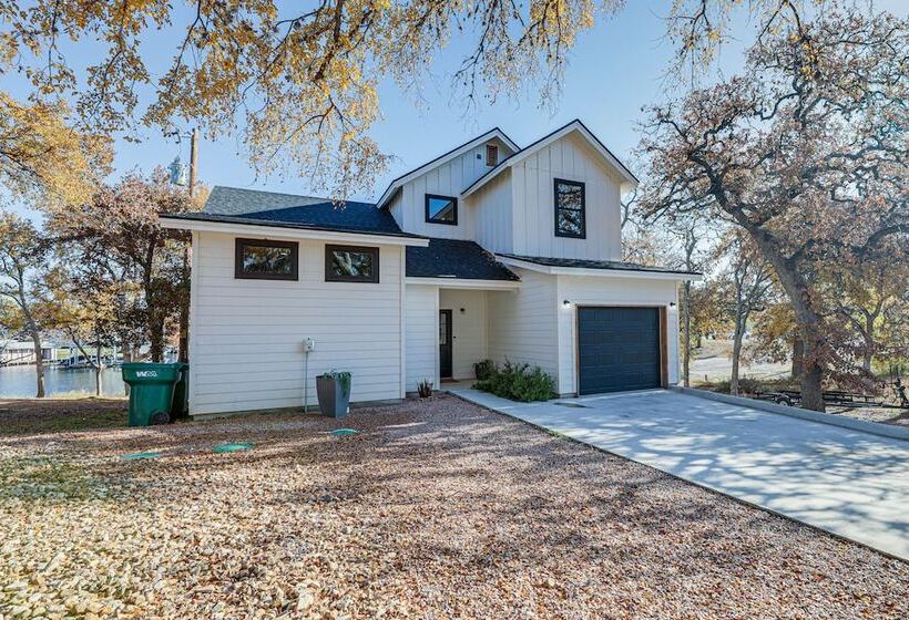 Pet Friendly Lake Lbj Retreat W/ Deck & Hot Tub!