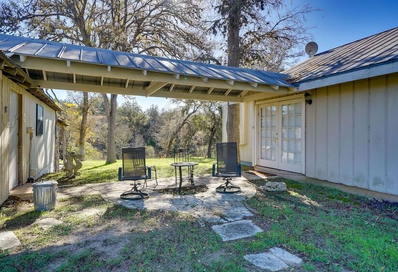 Quiet Bandera Country Home W/ Medina River Access!