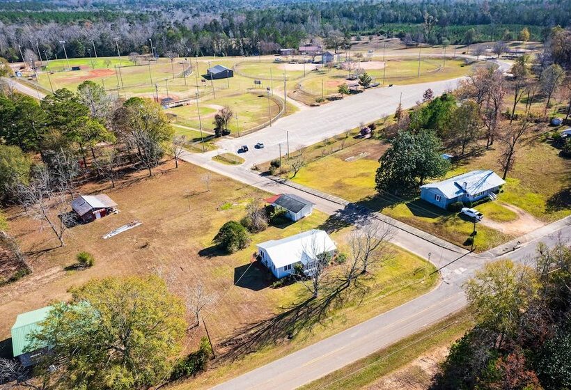 Quiet Grove Hill Cottage W/ Wraparound Deck!