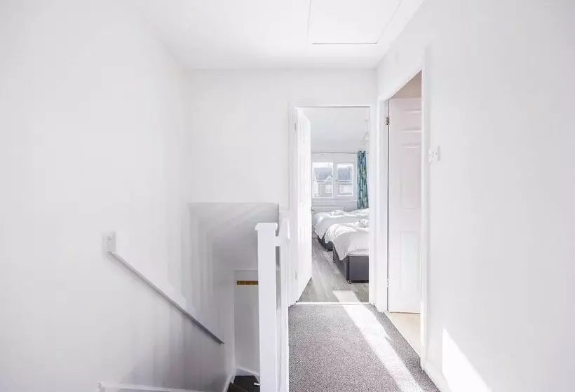 Residenssi Remarkable 2  Bed House In Barking Essex