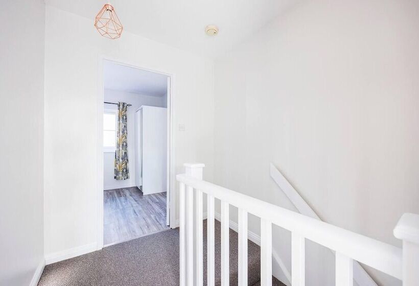 Резиденция Remarkable 2  Bed House In Barking Essex