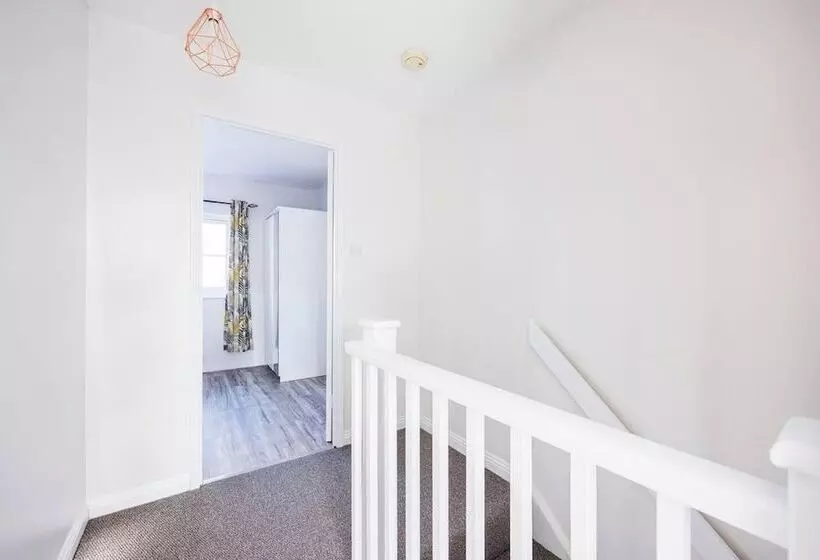 Residenssi Remarkable 2  Bed House In Barking Essex