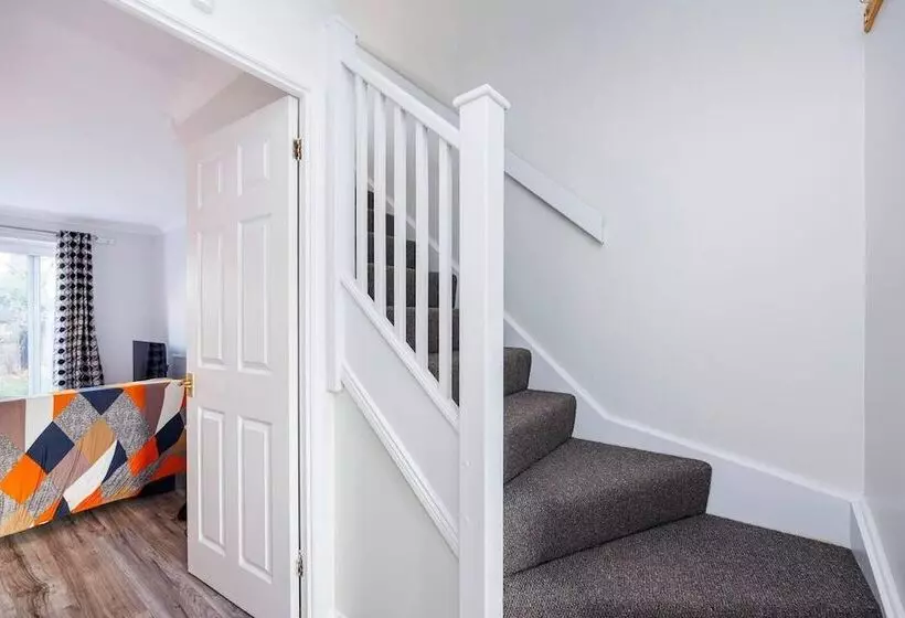 Residenssi Remarkable 2  Bed House In Barking Essex