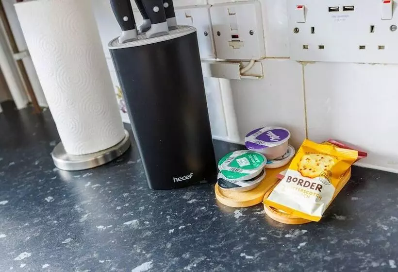 Residenssi Remarkable 2  Bed House In Barking Essex