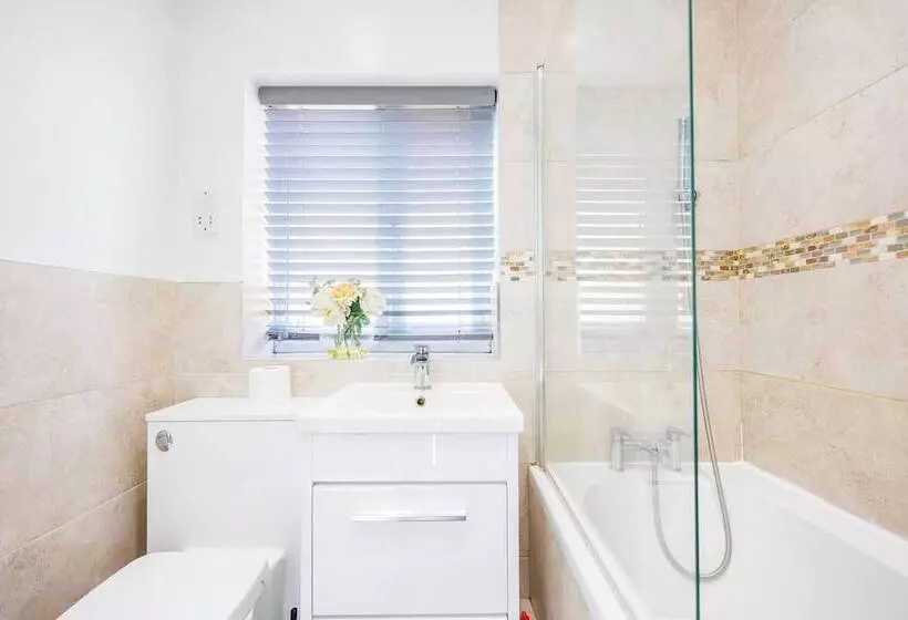 Residenssi Remarkable 2  Bed House In Barking Essex