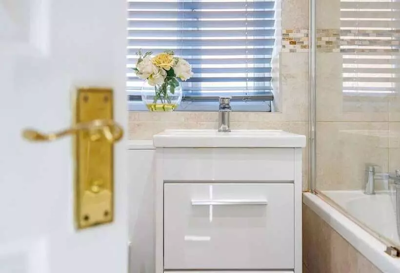 Residenssi Remarkable 2  Bed House In Barking Essex