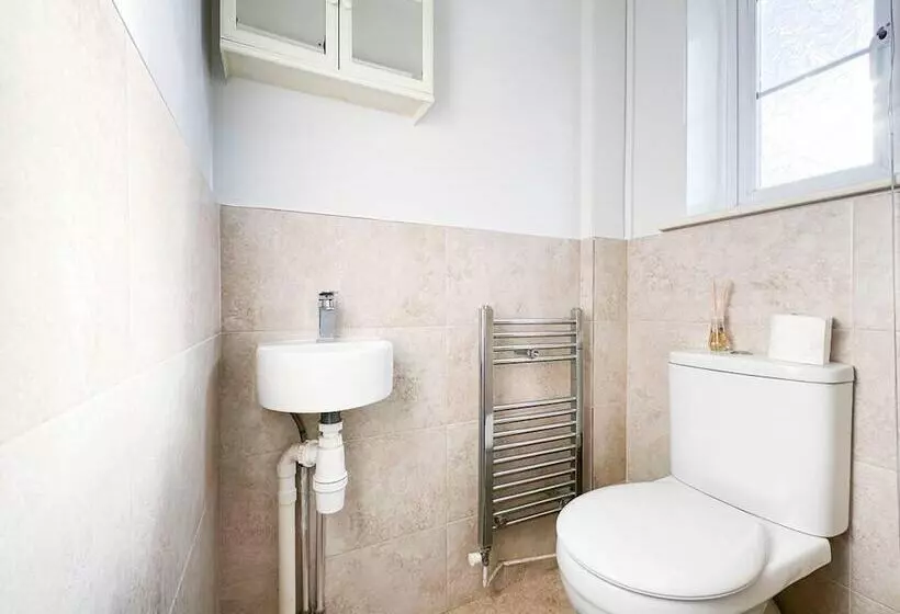 Residenssi Remarkable 2  Bed House In Barking Essex