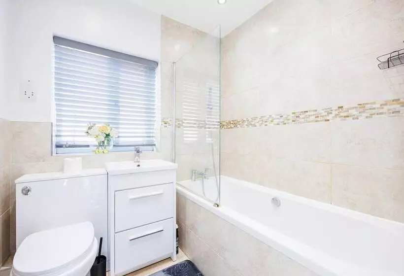 Residenssi Remarkable 2  Bed House In Barking Essex