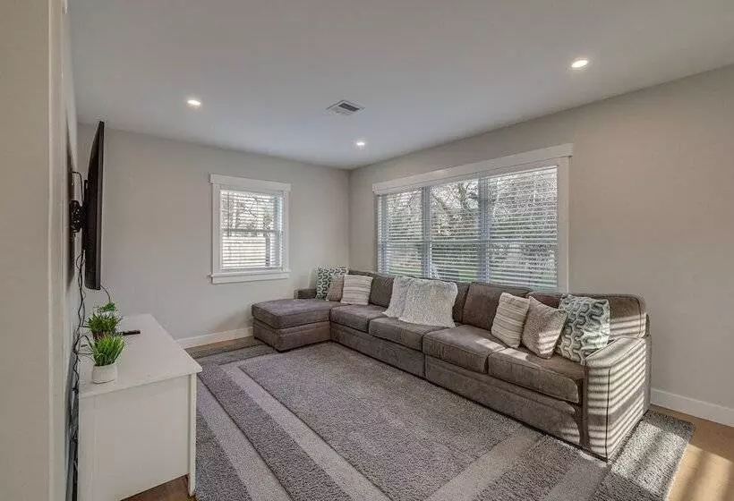 Modern Cape Cod Home W/ Patio: 2 Mi To Beaches!