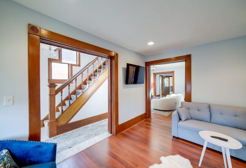 Spacious Rockford Retreat: Walk Downtown!