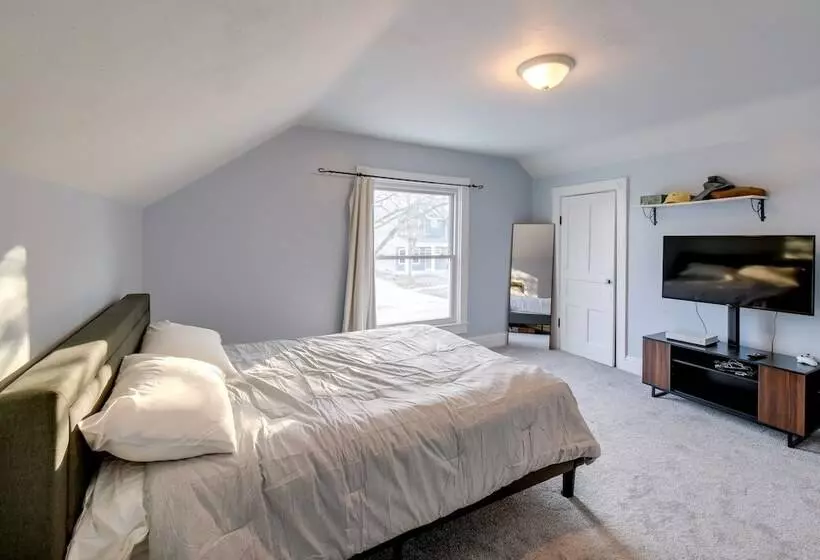 Spacious Rockford Retreat: Walk Downtown!