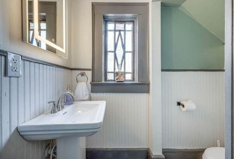 Stylish Home In Springfield Historic District!