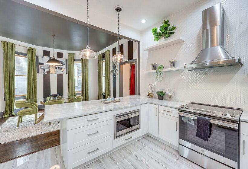 Stylish Home In Springfield Historic District!