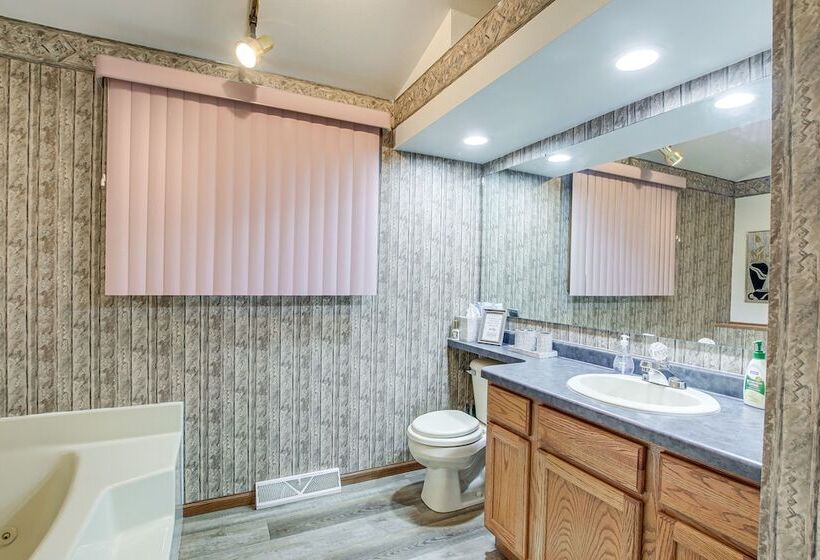 Versatile Castle Rock Lake Home With Fire Pit!