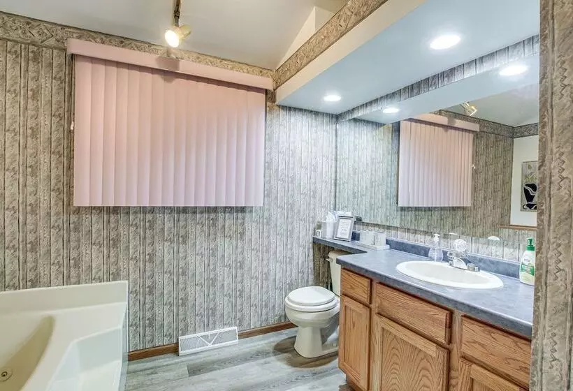 Versatile Castle Rock Lake Home With Fire Pit!