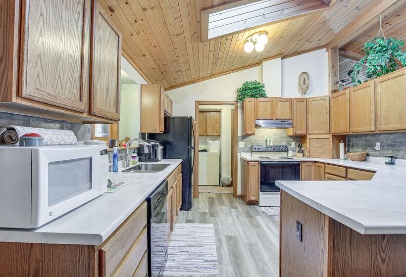 Versatile Castle Rock Lake Home With Fire Pit!