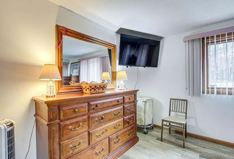 Versatile Castle Rock Lake Home With Fire Pit!