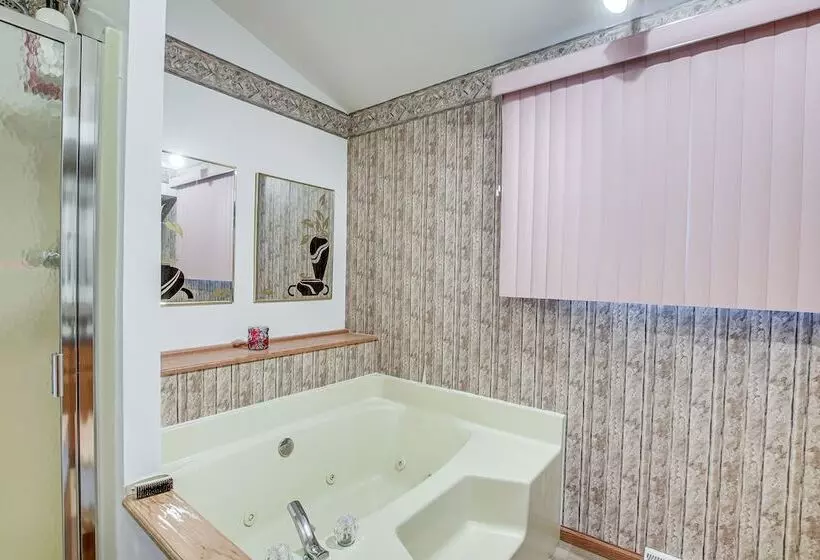 Versatile Castle Rock Lake Home With Fire Pit!