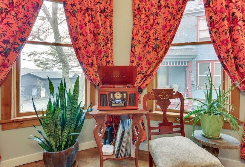 Waterfront Catskills Home W/ Hot Tub & Fireplace