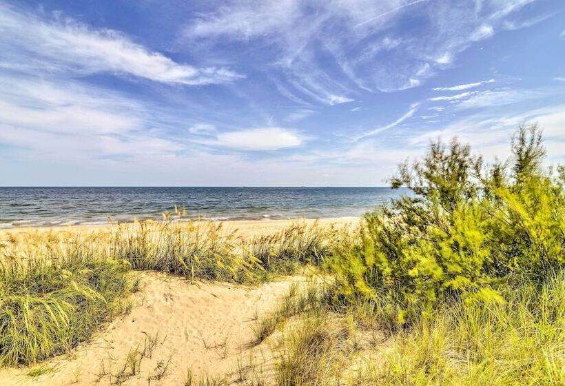 Beachfront Norfolk Paradise: Outdoor Shower!