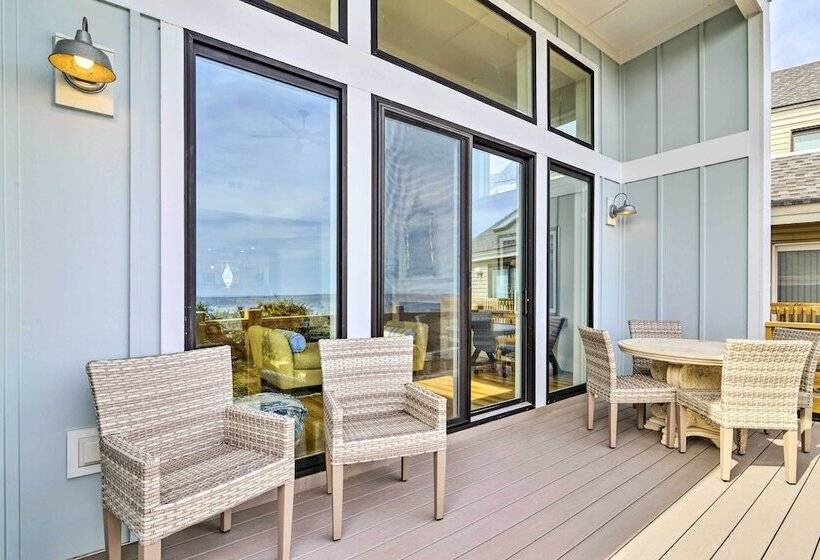 Beachfront Norfolk Paradise: Outdoor Shower!