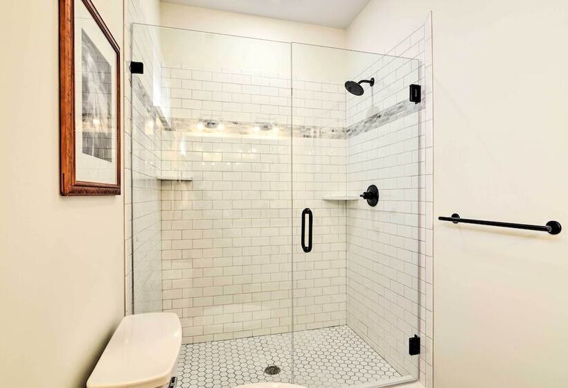 Beachfront Norfolk Paradise: Outdoor Shower!