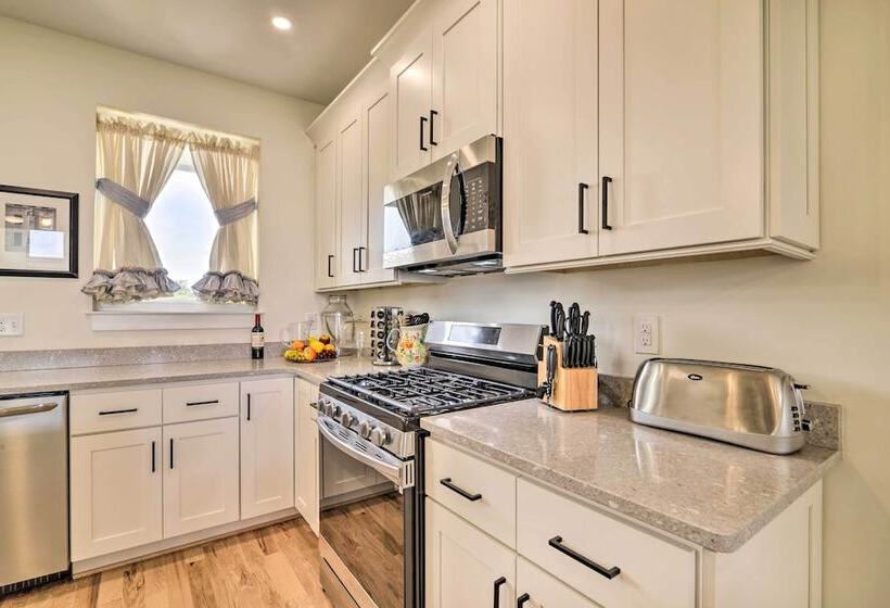 Beachfront Norfolk Paradise: Outdoor Shower!