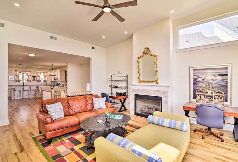 Beachfront Norfolk Paradise: Outdoor Shower!