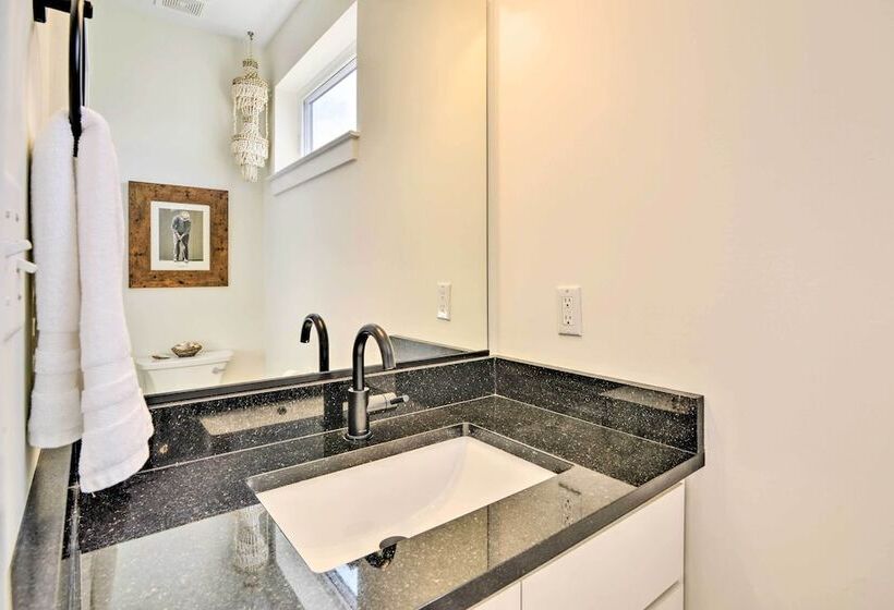 Beachfront Norfolk Paradise: Outdoor Shower!