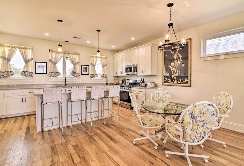 Beachfront Norfolk Paradise: Outdoor Shower!