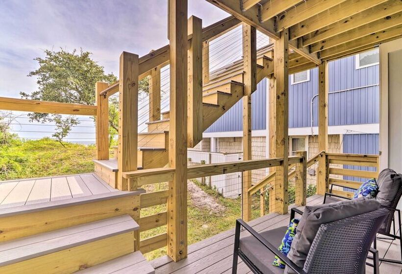 Beachfront Norfolk Paradise: Outdoor Shower!