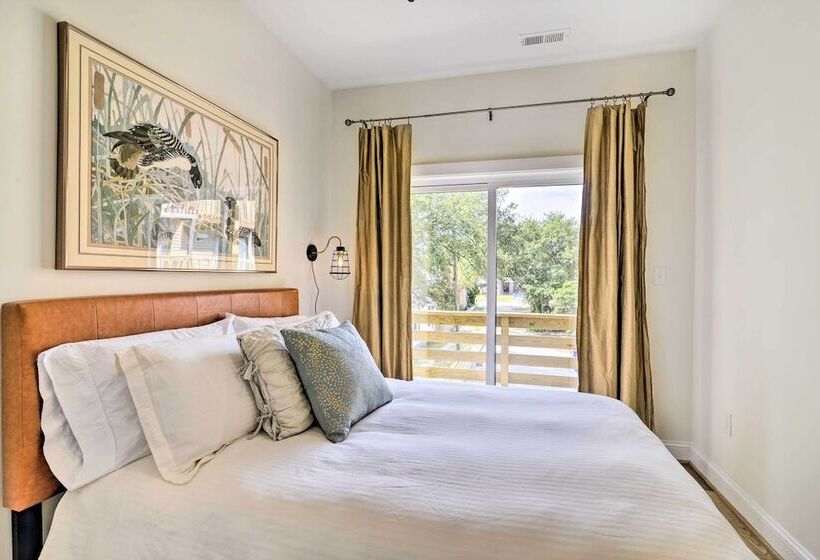 Beachfront Norfolk Paradise: Outdoor Shower!