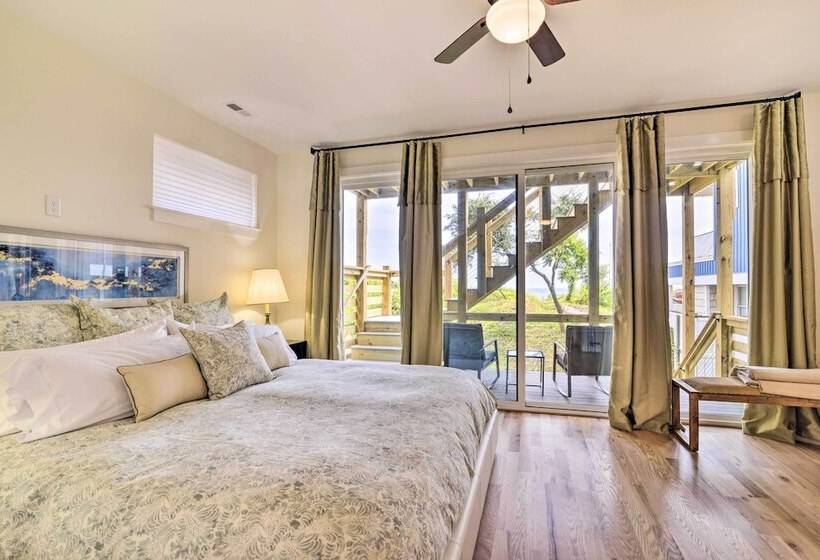 Beachfront Norfolk Paradise: Outdoor Shower!