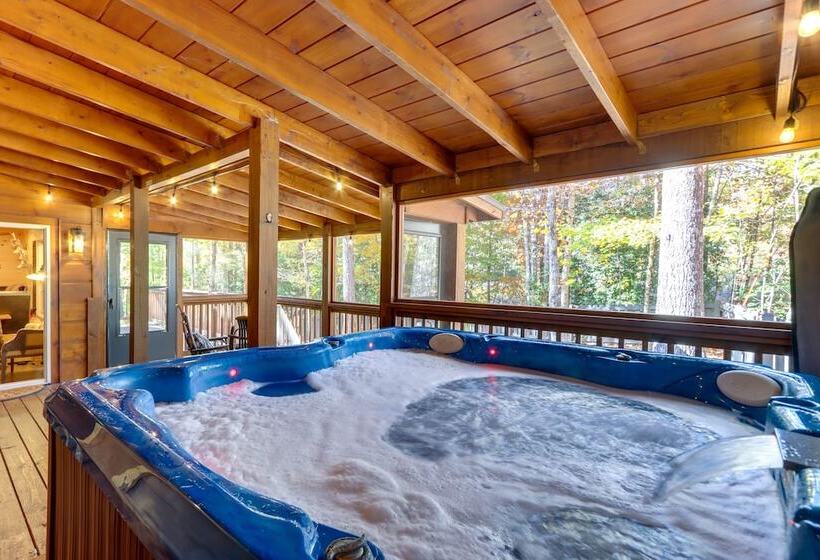 Blairsville Mountain Retreat W/ Private Hot Tub!