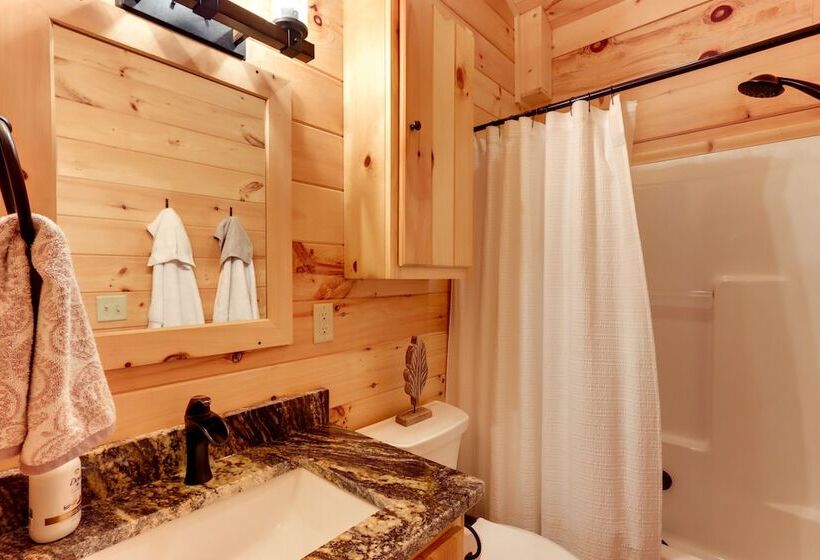 Blairsville Mountain Retreat W/ Private Hot Tub!